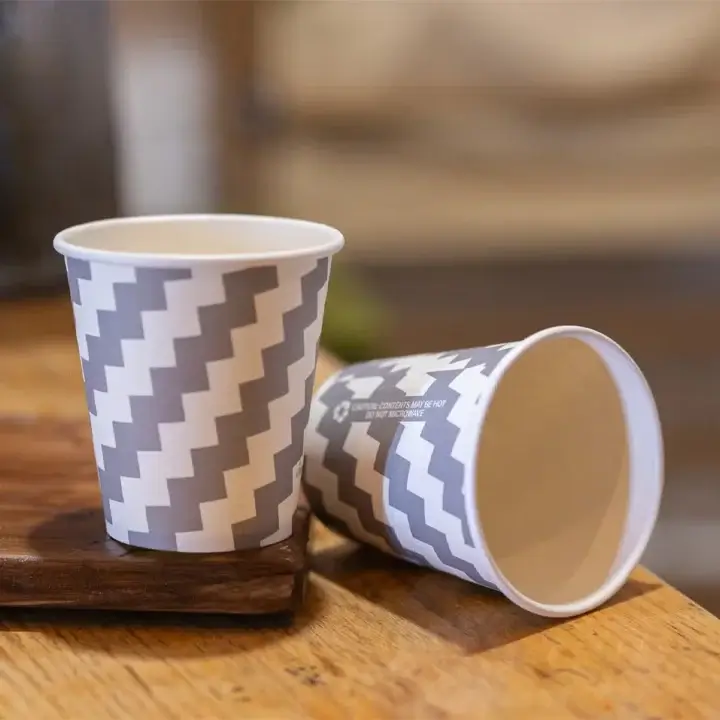 Standard single-wall paper cups for cold drinks and coffee